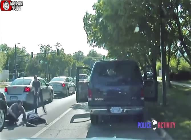 Video :She fires with her rifle while the policewoman believes she is drawing her taser!